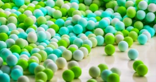 um monte de bolas verdes e brancas em uma mesa
