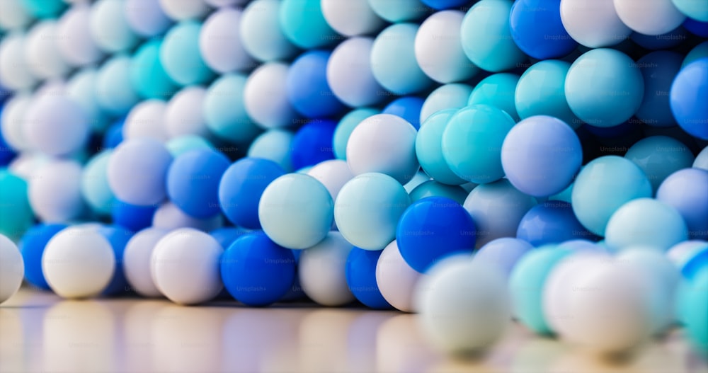 un mazzo di palloncini blu e bianchi su un tavolo
