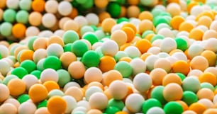 uma pilha de doces verdes, brancos e amarelos