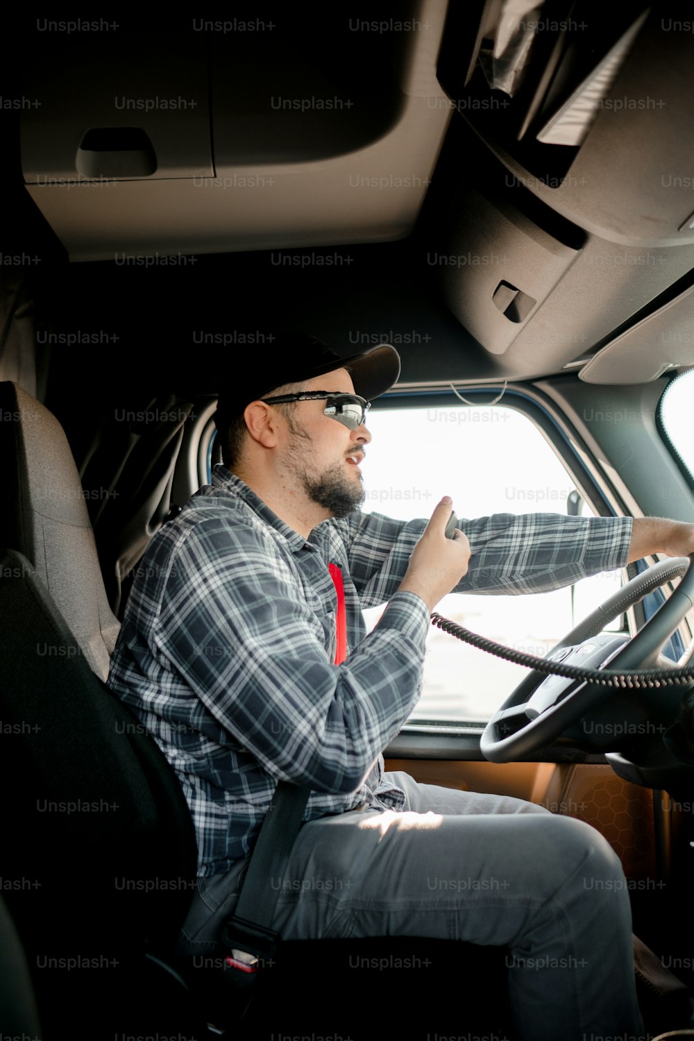 Ein Mann sitzt auf dem Fahrersitz eines Lastwagens