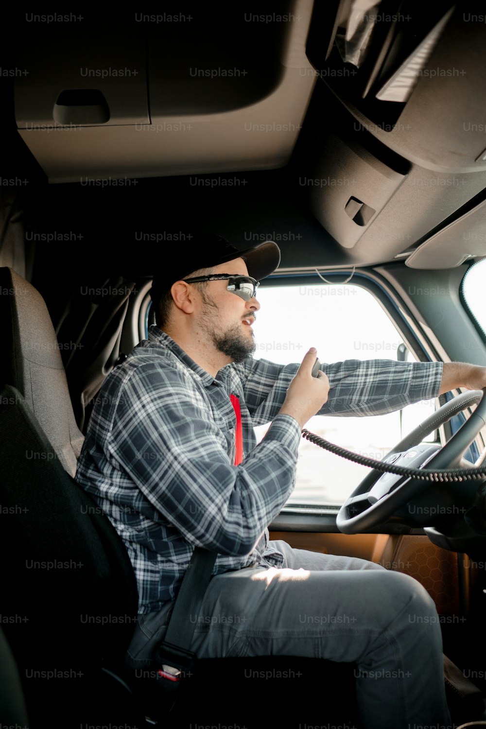 Un hombre sentado en el asiento del conductor de un camión