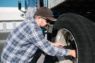 Un hombre trabajando en un neumático en un camión