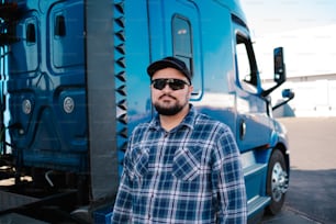 Ein Mann steht vor einem blauen Lastwagen