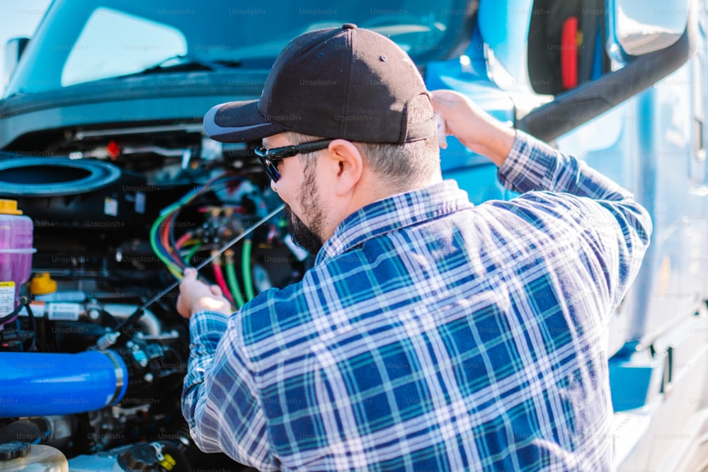 Ein Mann arbeitet an einem Motor auf der Ladefläche eines Lastwagens