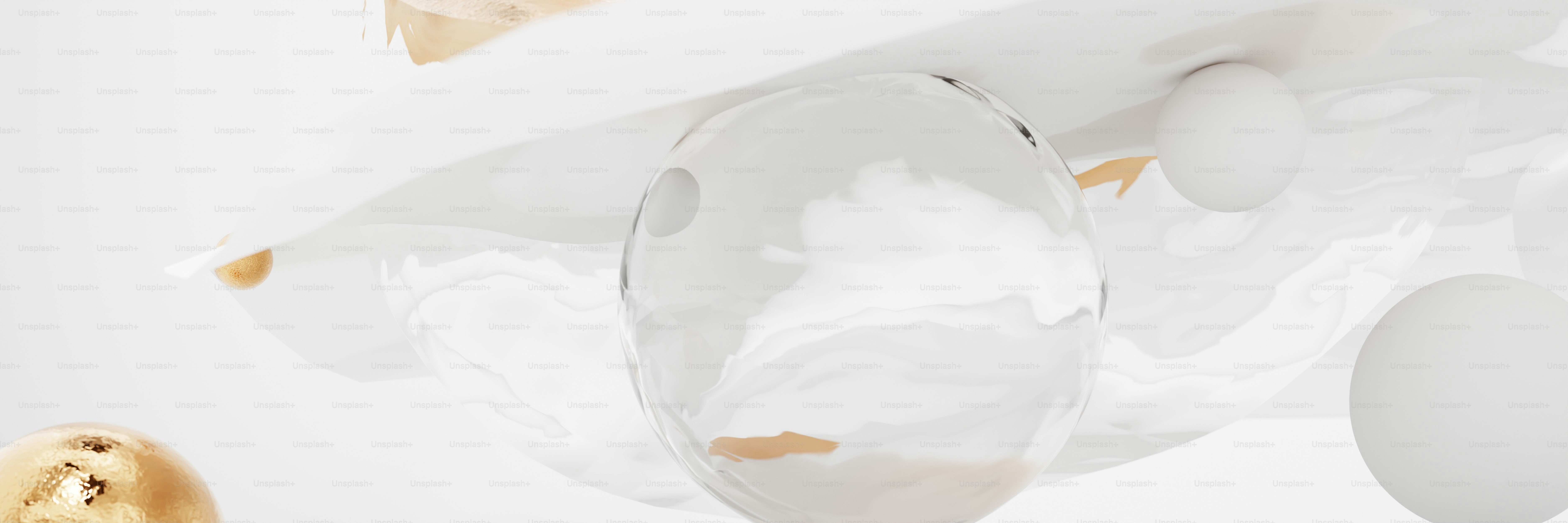 흰색과 금색 물체의 클로즈업