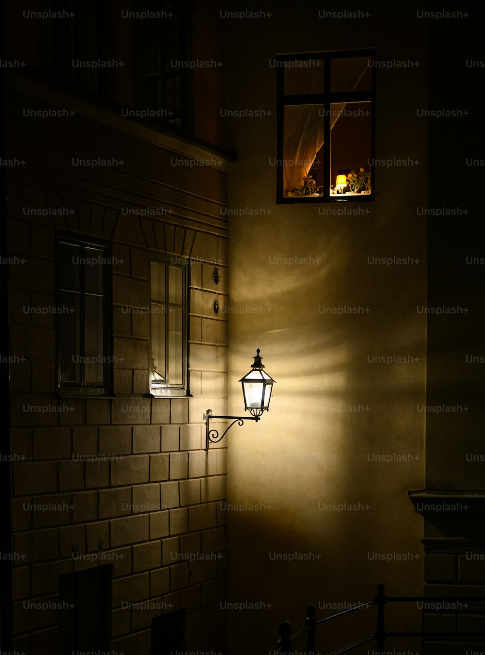 Una luce brilla su una parete in una stanza buia