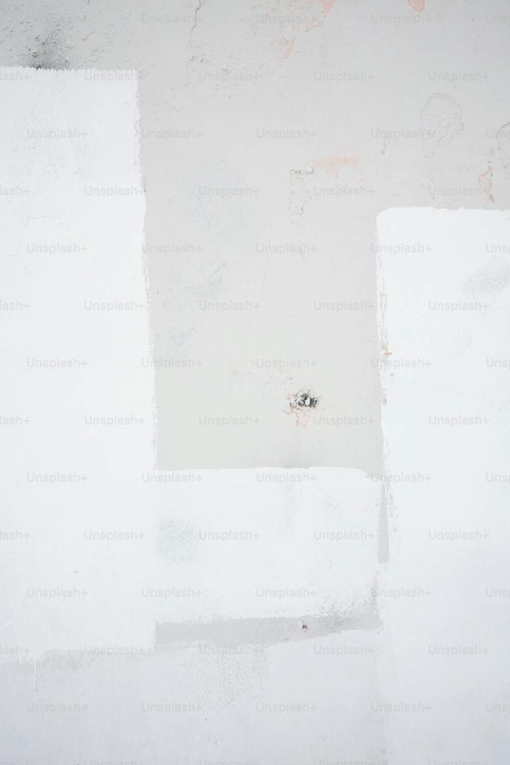 ein Schwarz-Weiß-Foto einer weißen Wand
