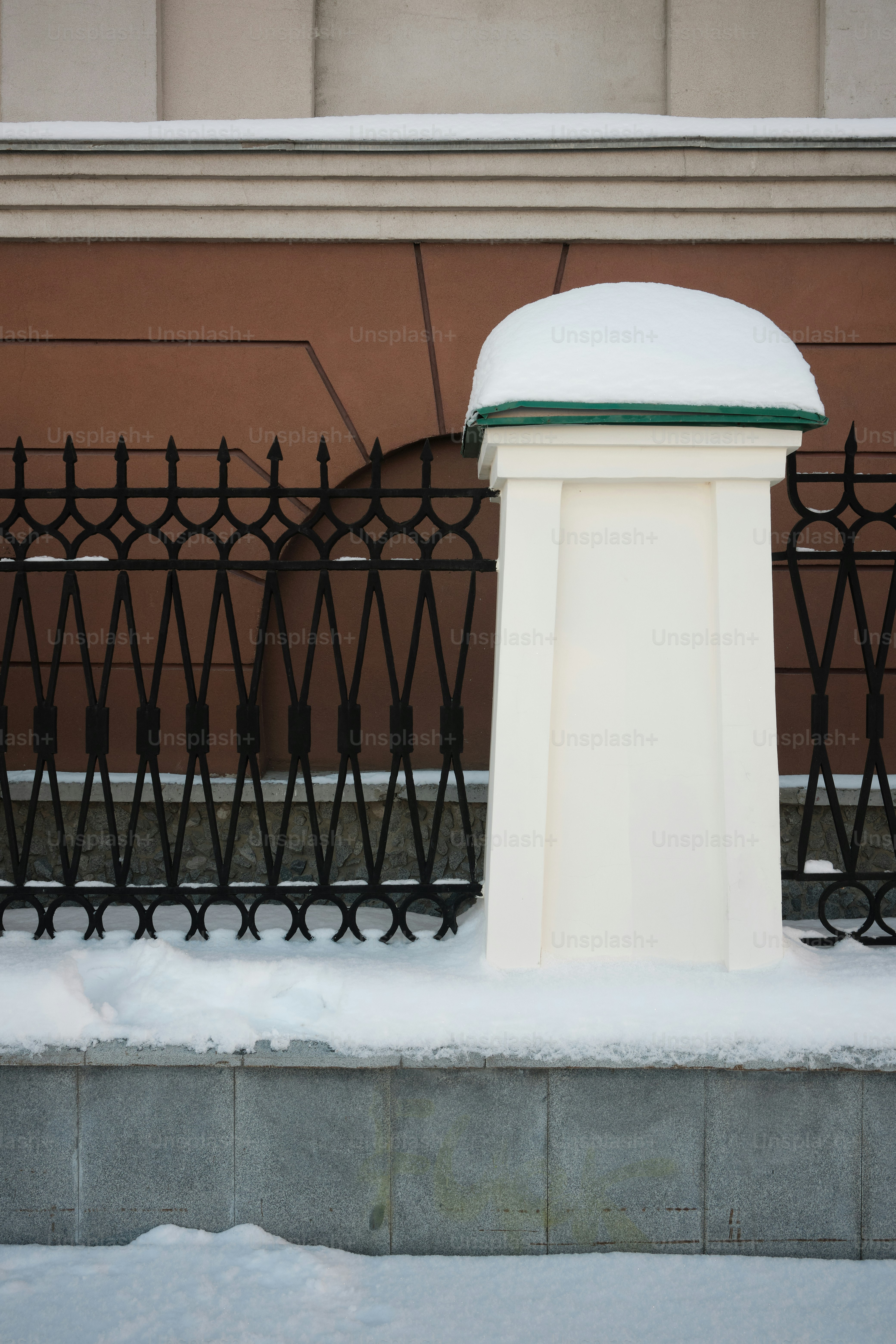 un orologio bianco seduto sul lato di un edificio