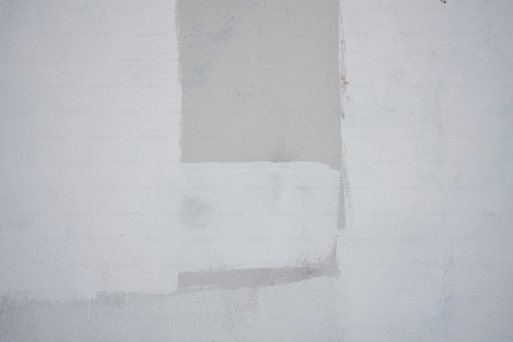 un mur blanc avec une horloge noire et blanche dessus