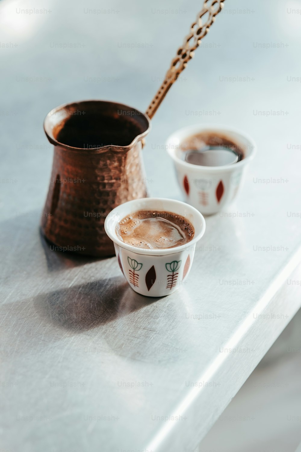 duas xícaras de café sentadas em um balcão