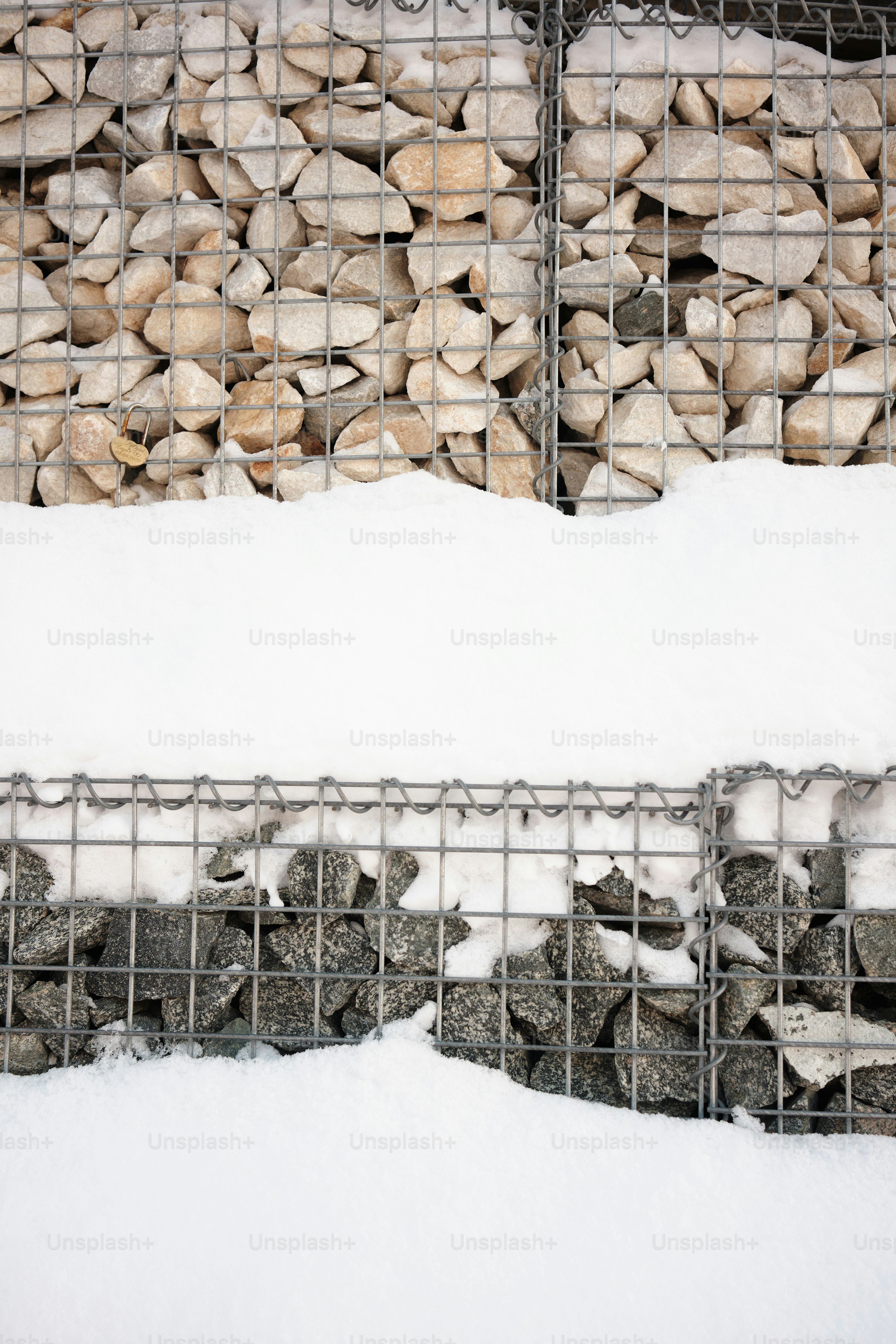 Un montón de rocas detrás de una cerca de alambre