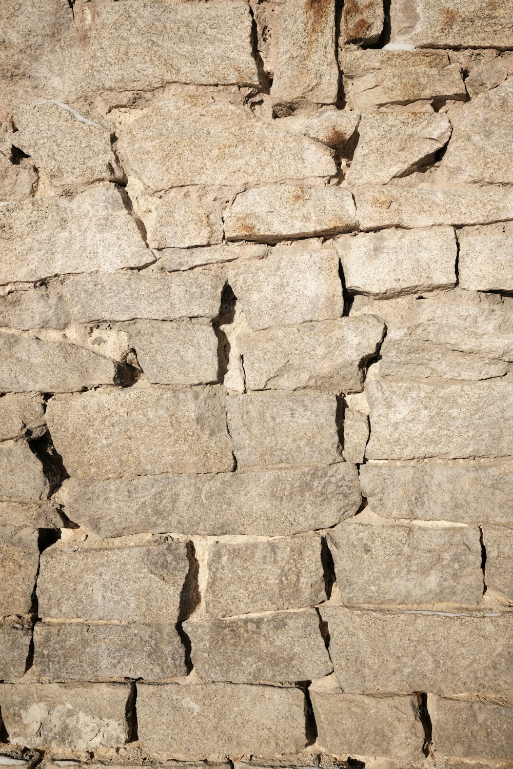 un muro di pietra con crepe in esso