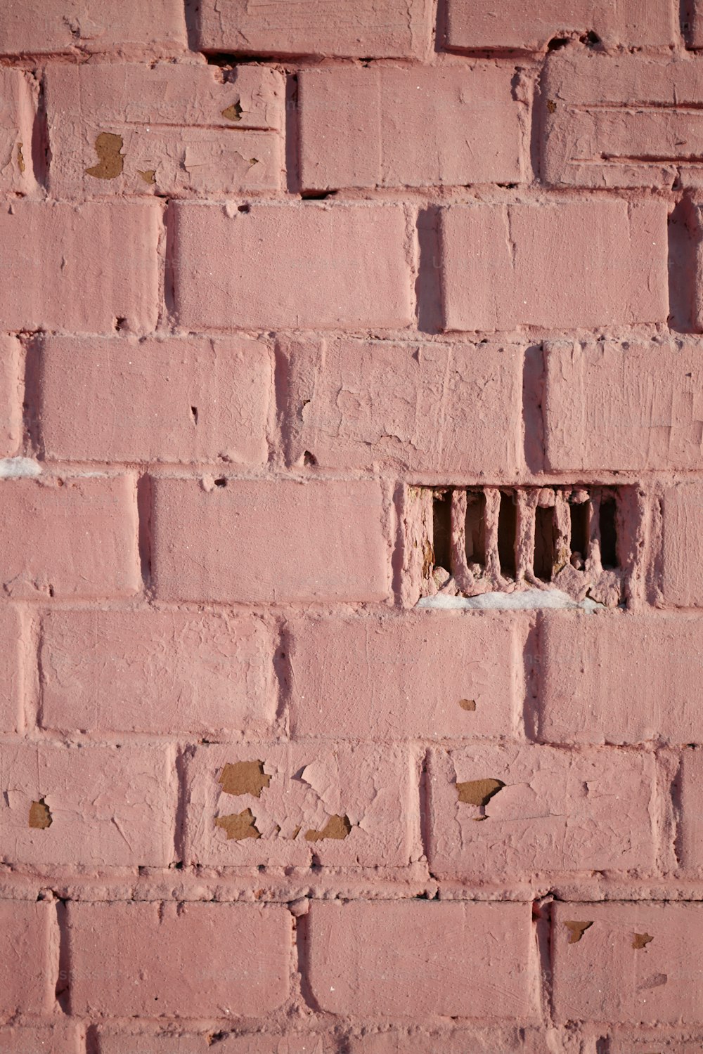uma parede de tijolos com um buraco nela