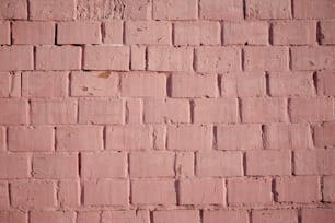 Un muro di mattoni rossi con una piccola macchia di vernice su di esso