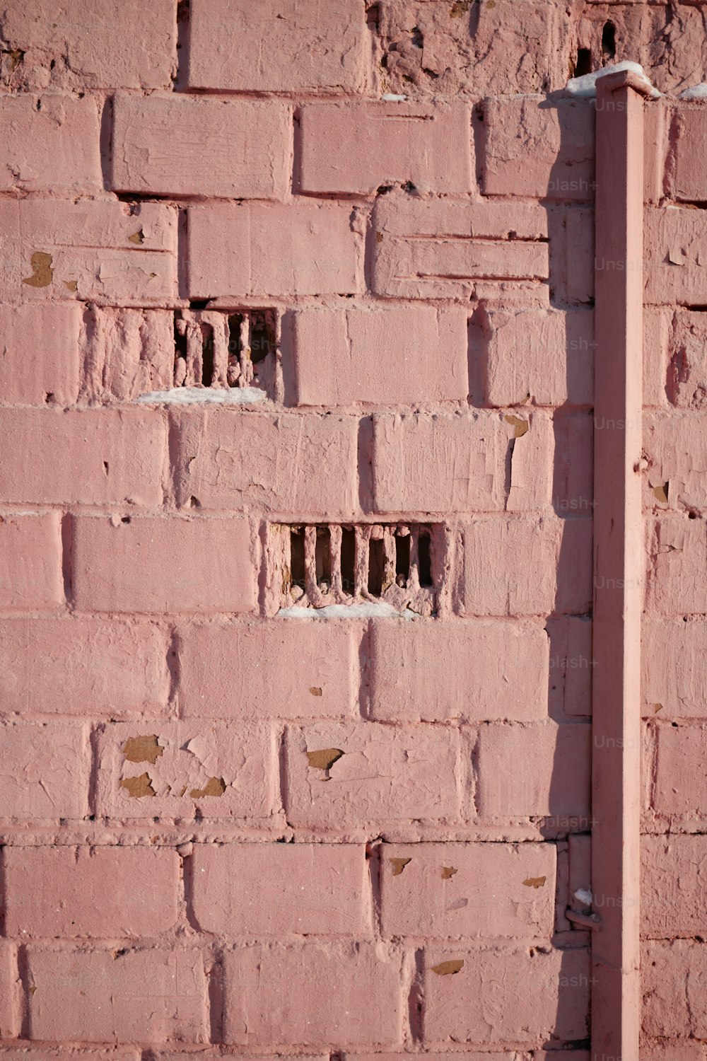 un mur de briques rouges avec des trous