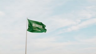 曇りの日に風になびく緑の旗