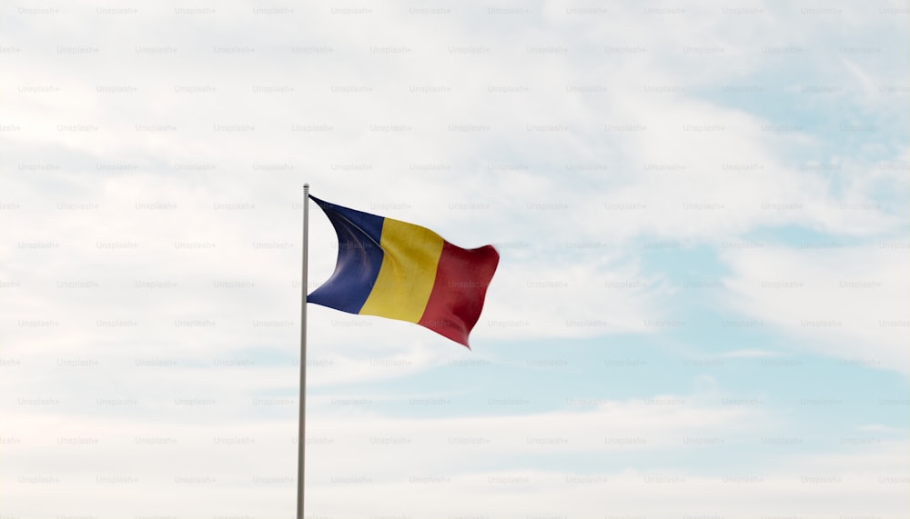 uma bandeira acenando ao vento em um dia nublado