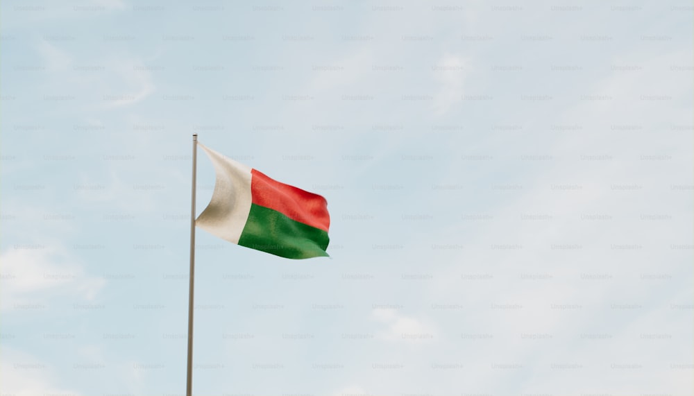 Die Flagge Italiens weht hoch am Himmel