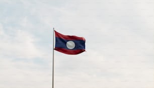 Una bandiera che sventola nel vento in una giornata nuvolosa