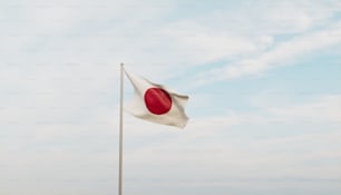 흐린 날 �바람에 휘날리는 일본 국기