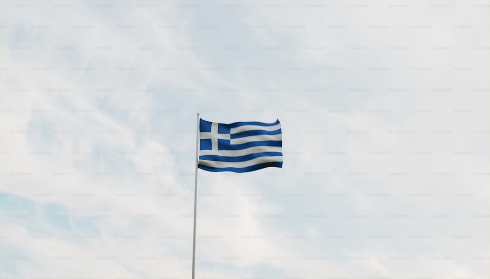 Un drapeau flottant au vent par temps nuageux