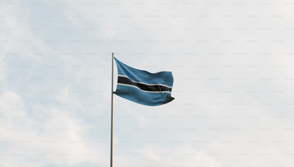 Eine Flagge, die an einem bewölkten Tag im Wind weht