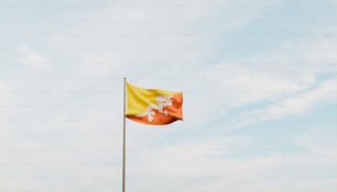 Una bandera ondeando en el viento con un fondo de cielo