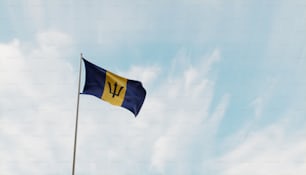 Eine blau-gelbe Flagge weht am Himmel