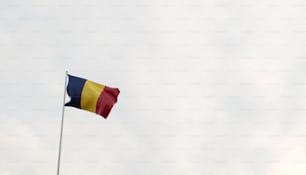 uma bandeira voando ao vento em um dia nublado