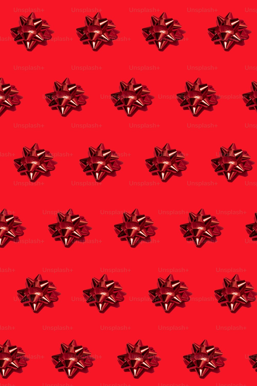 ein Muster aus roten Schleifen auf rotem Hintergrund