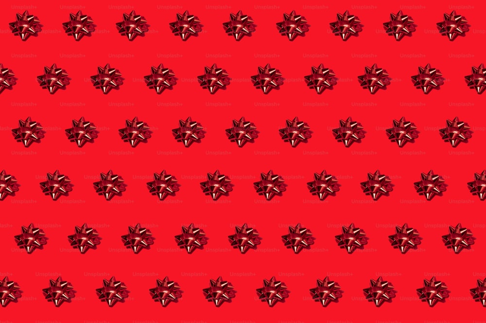 Un motivo di fiocchi rossi su uno sfondo rosso