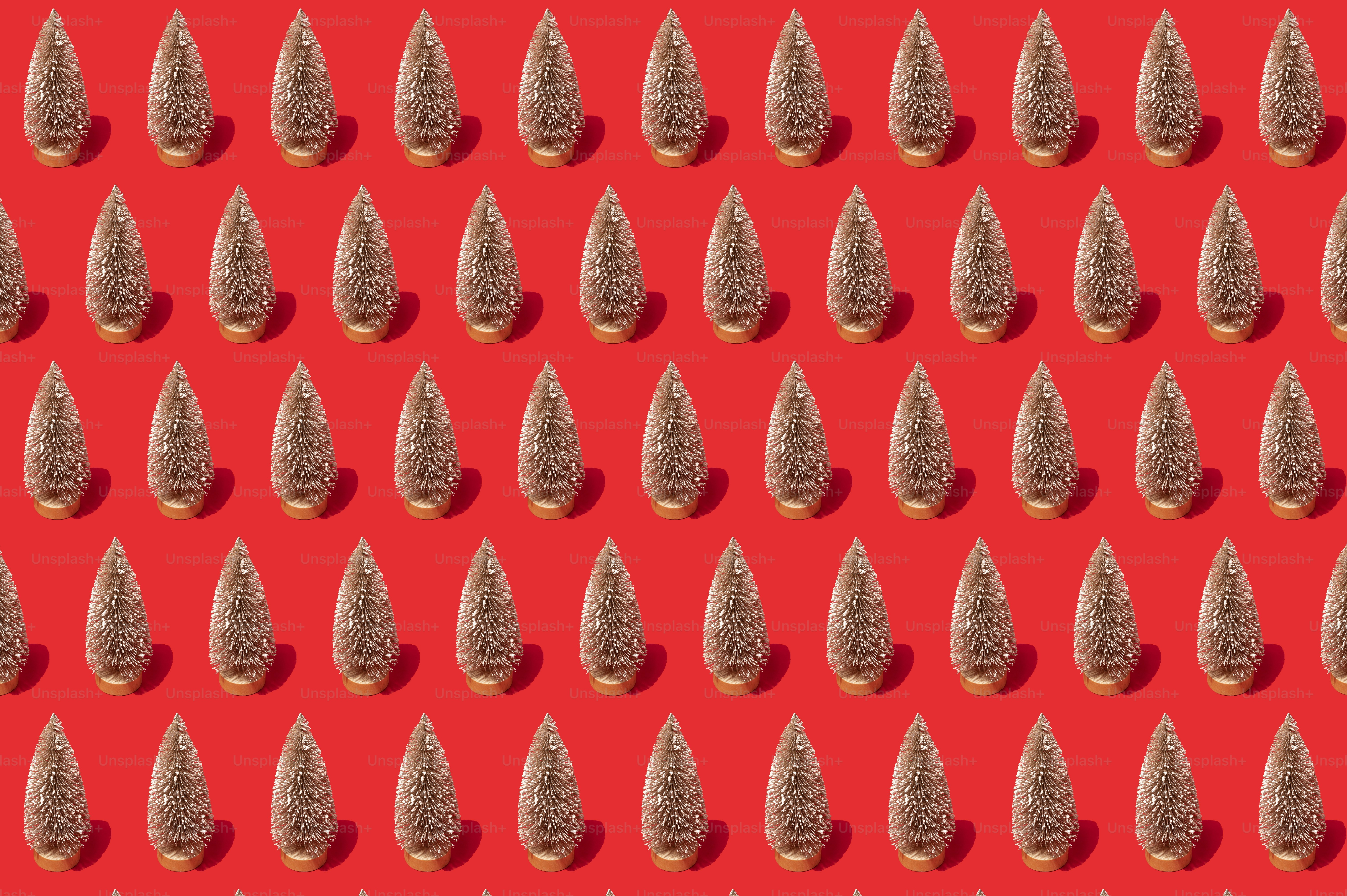 Un fond rouge avec beaucoup de petits objets argentés