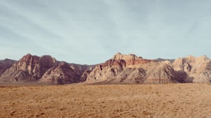 Una gran cadena montañosa en medio de un desierto