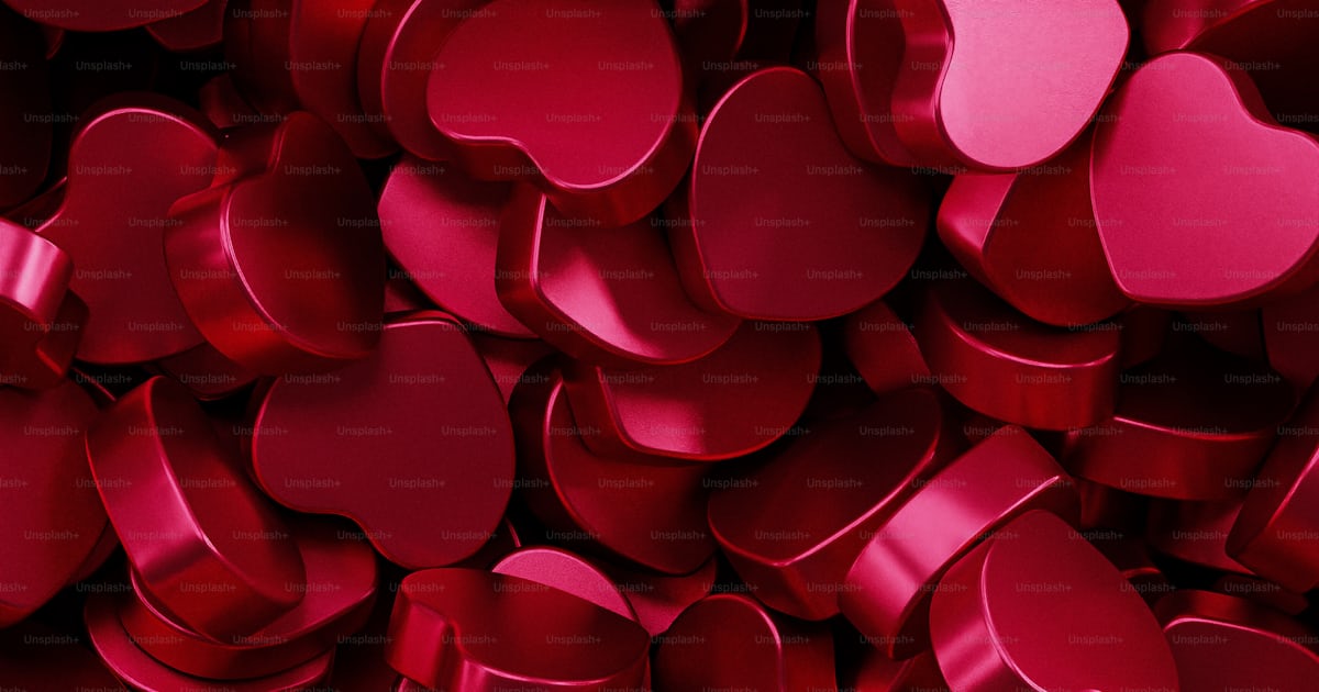 Un grand tas d’objets rouges en forme de cœur photo – Rendre Photo sur ...