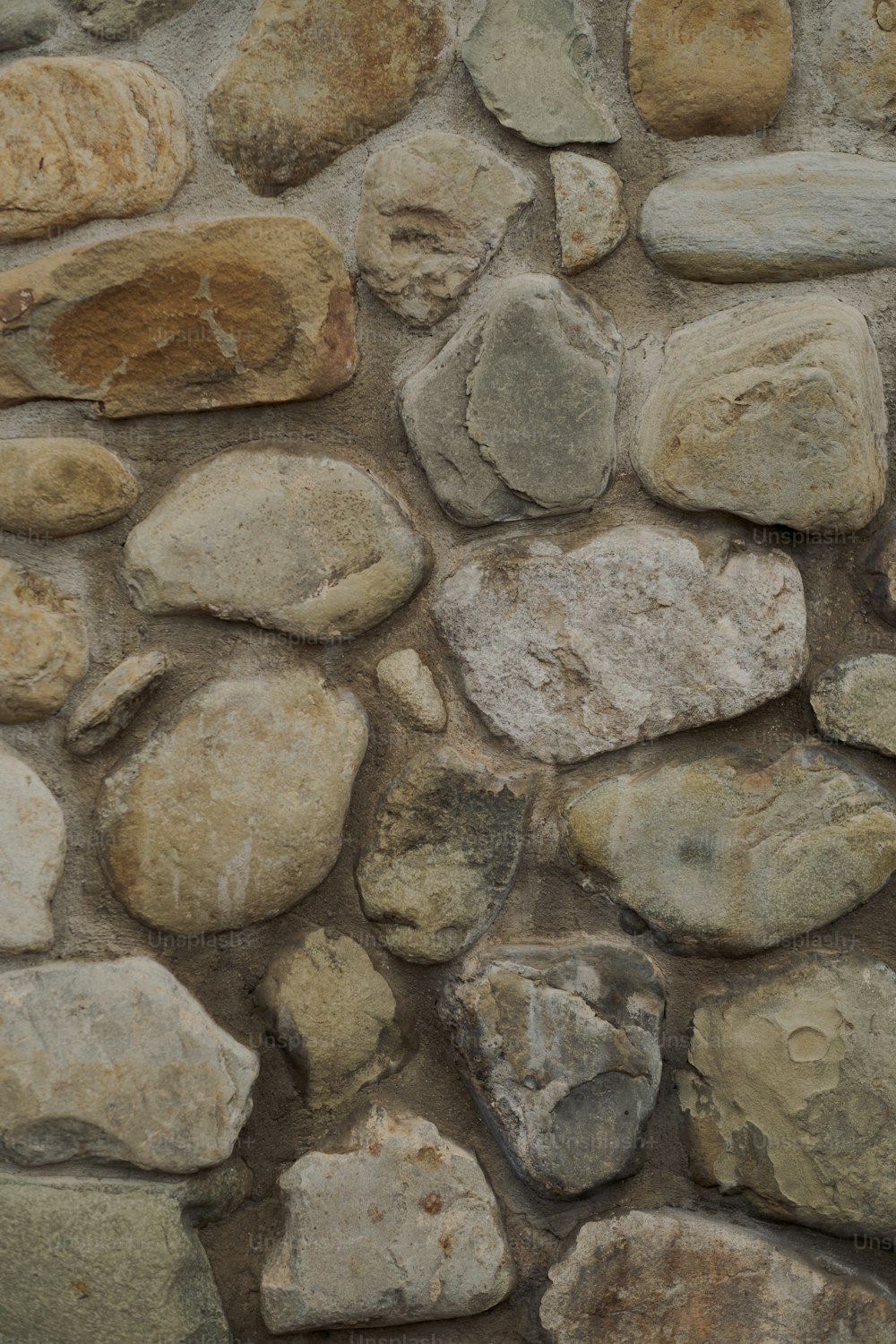 Un primer plano de un muro de piedra con rocas