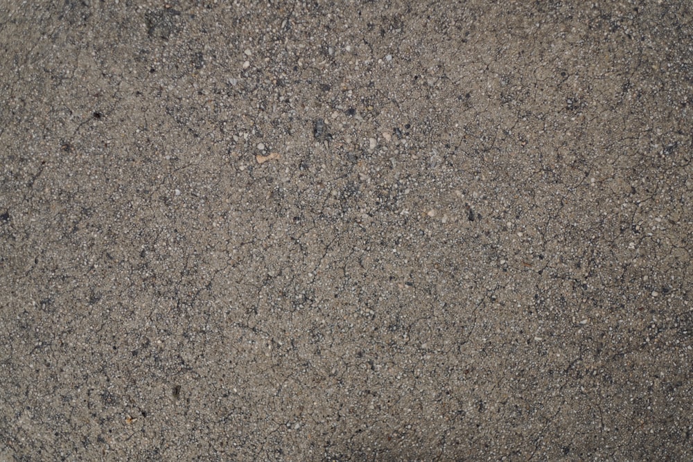 �小さな岩のあるコンクリート表面のクローズアップ