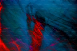 uma pintura abstrata vermelha e azul de uma pessoa