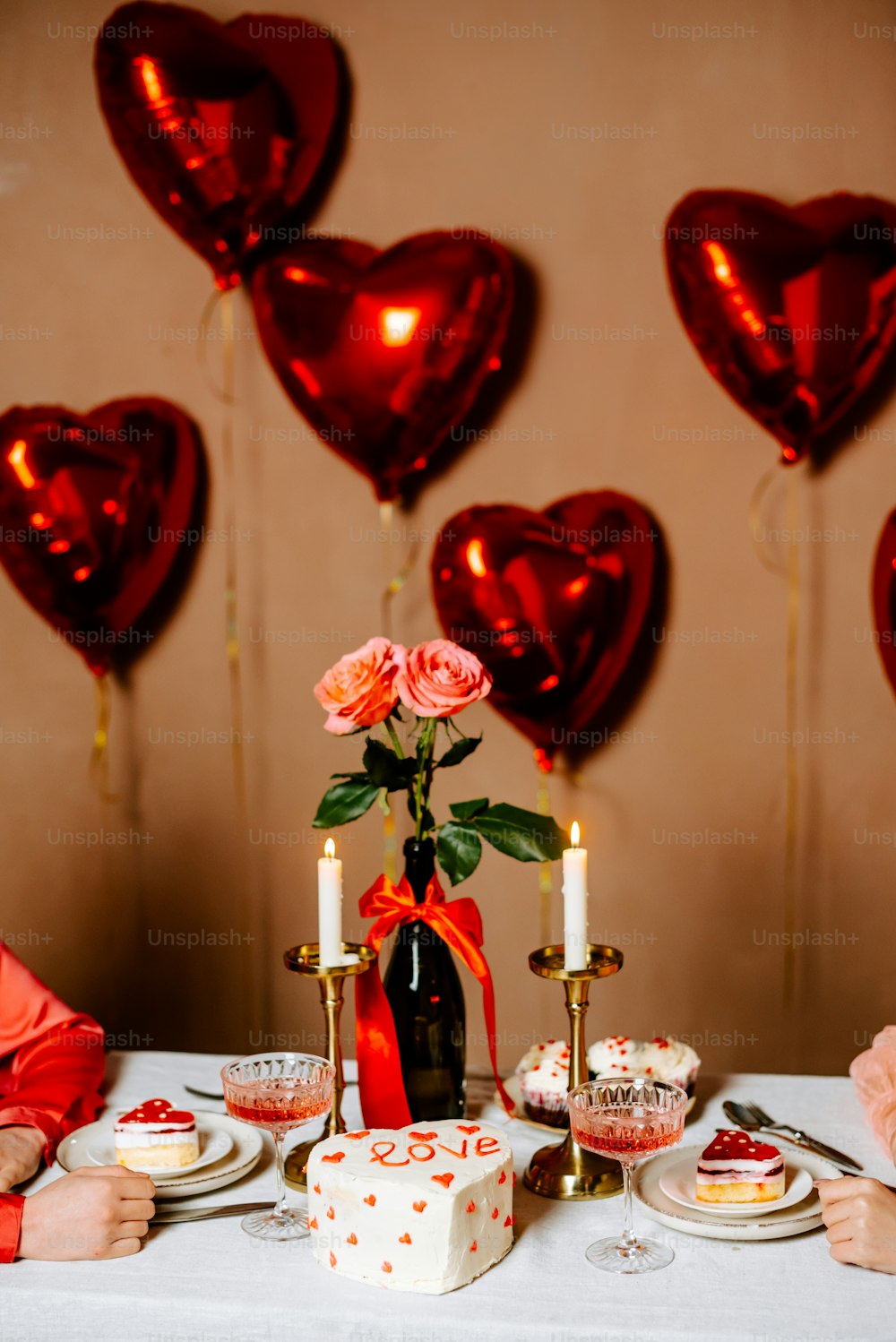 uma mesa coberta com um bolo e um vaso cheio de flores