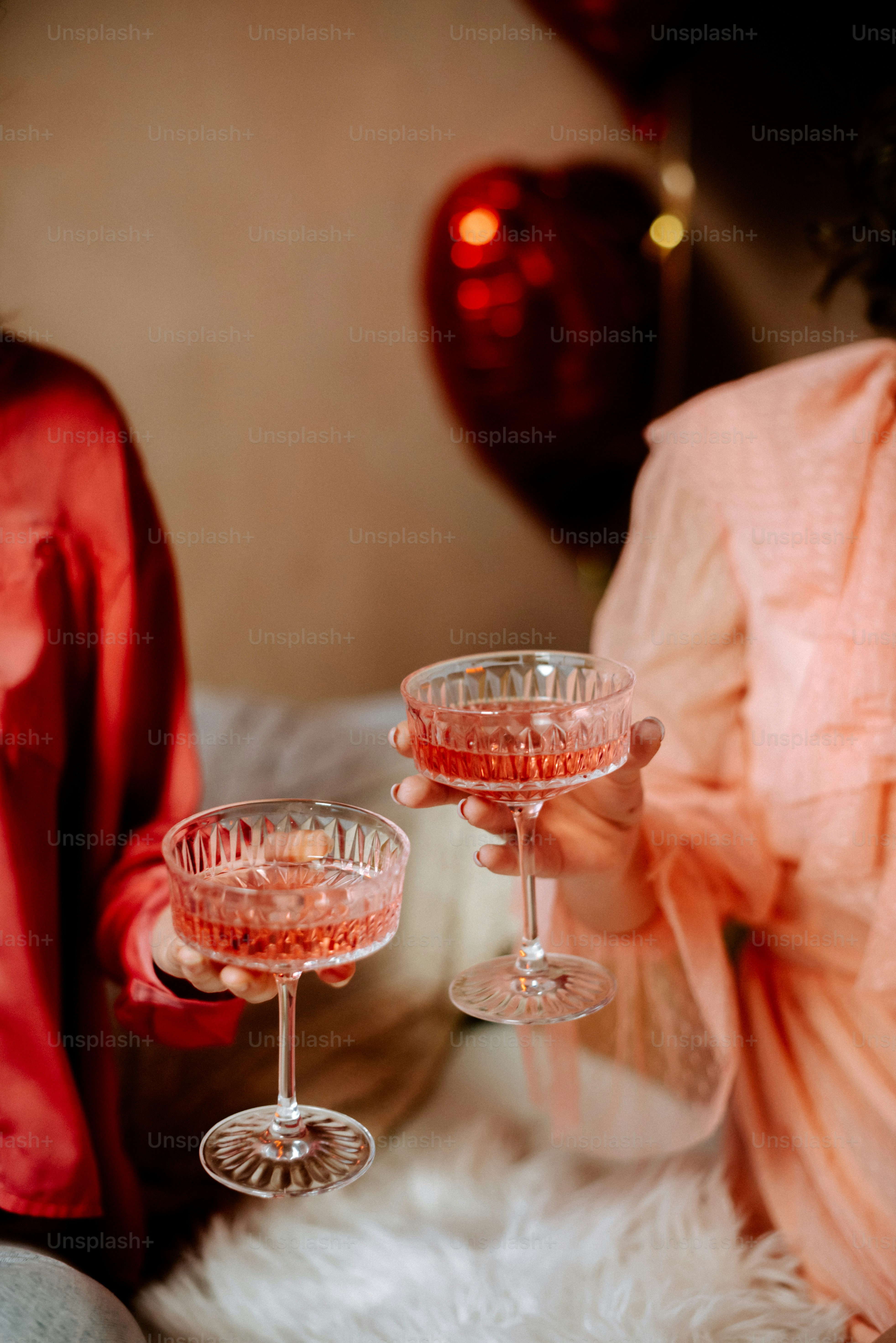 Una mujer sosteniendo dos copas de vino en sus manos foto – Imagen de  Pareja en Unsplash, image size:3000x4494