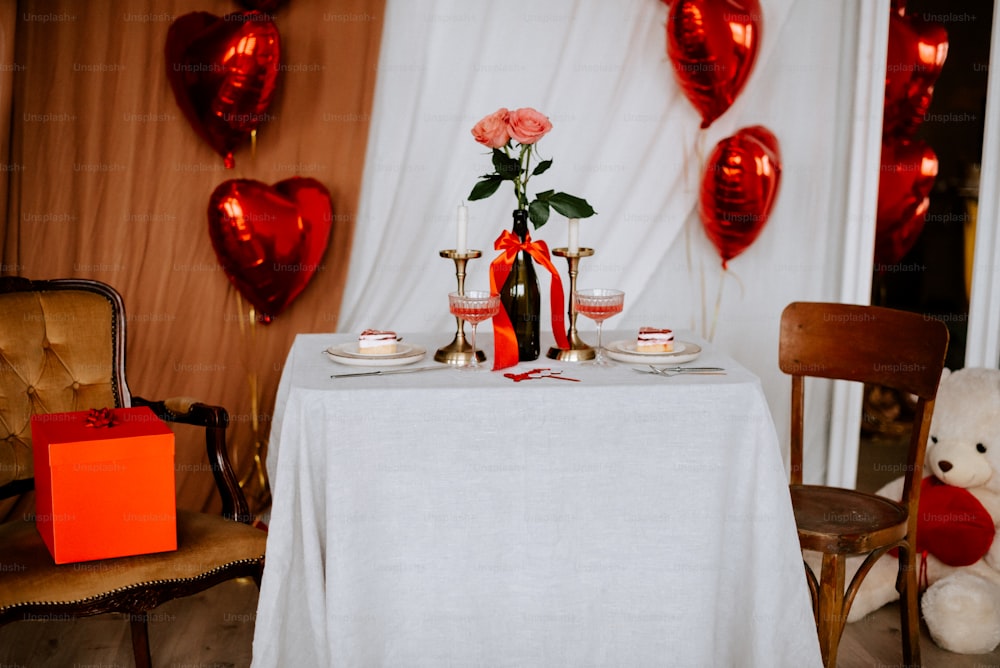 Ein gedeckter Tisch für ein Valentinstagsessen