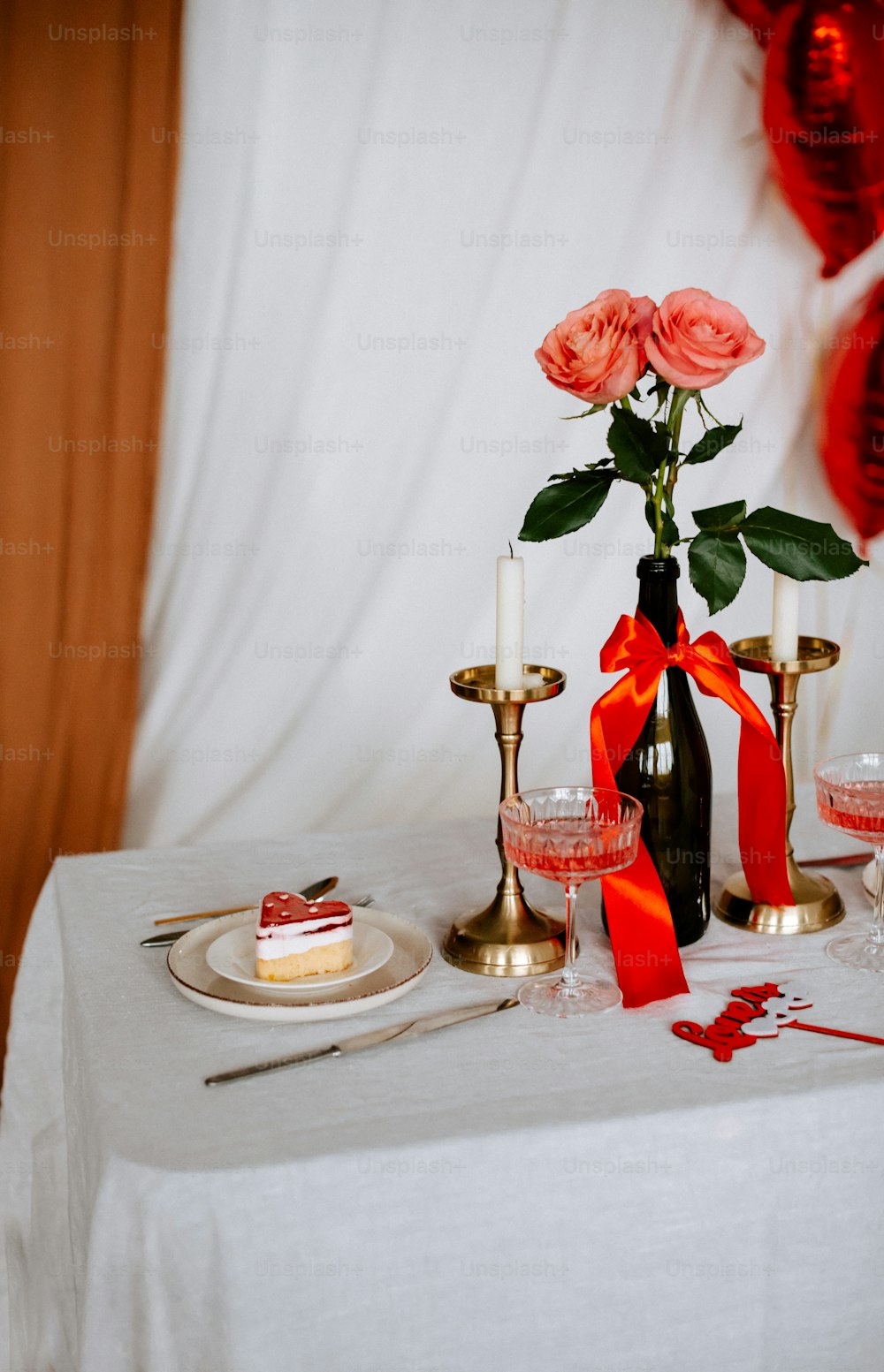 uma mesa coberta com um vaso cheio de rosas