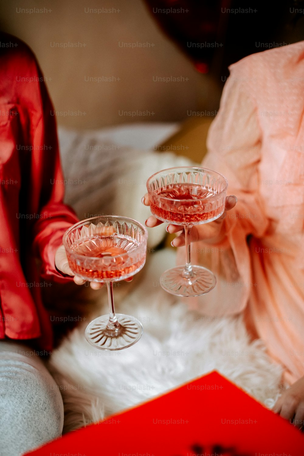 Dos copas de vino rosado sobre una mesa