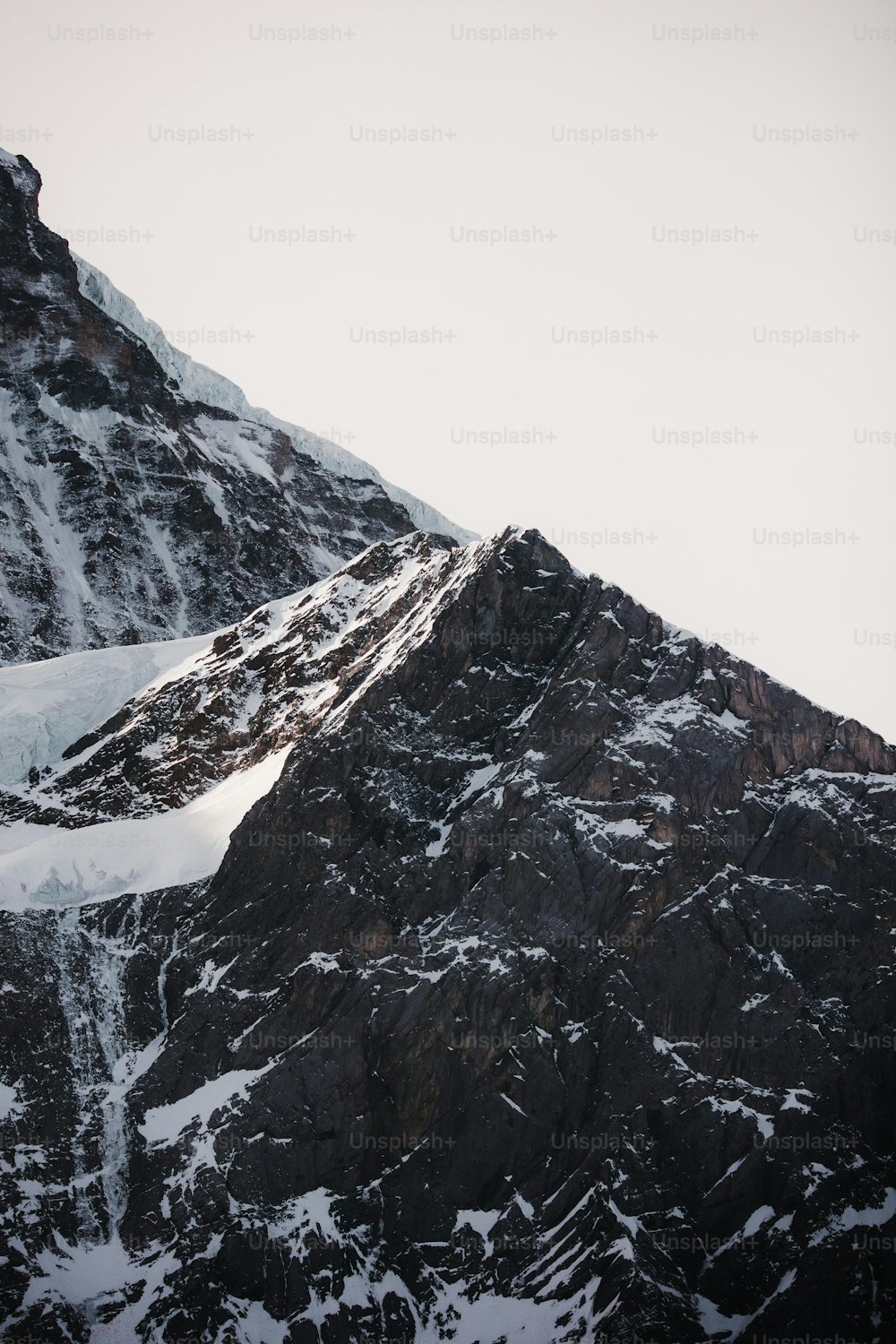 um snowboarder está descendo uma montanha nevada