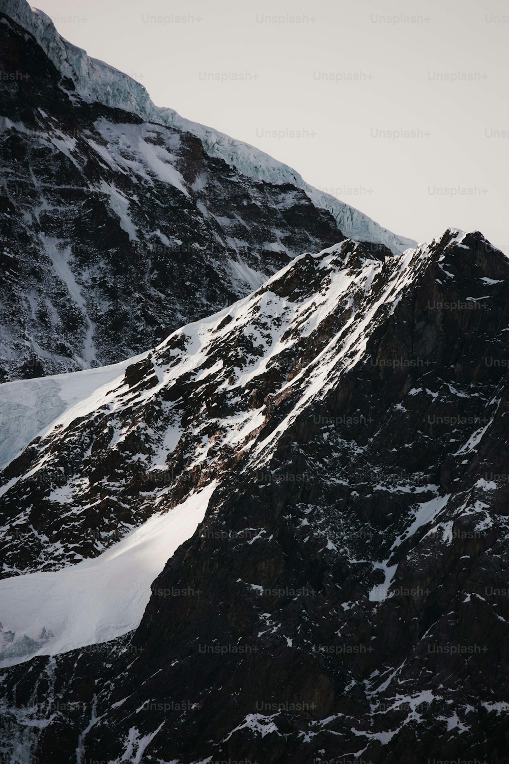 Un snowboarder descend une montagne enneigée