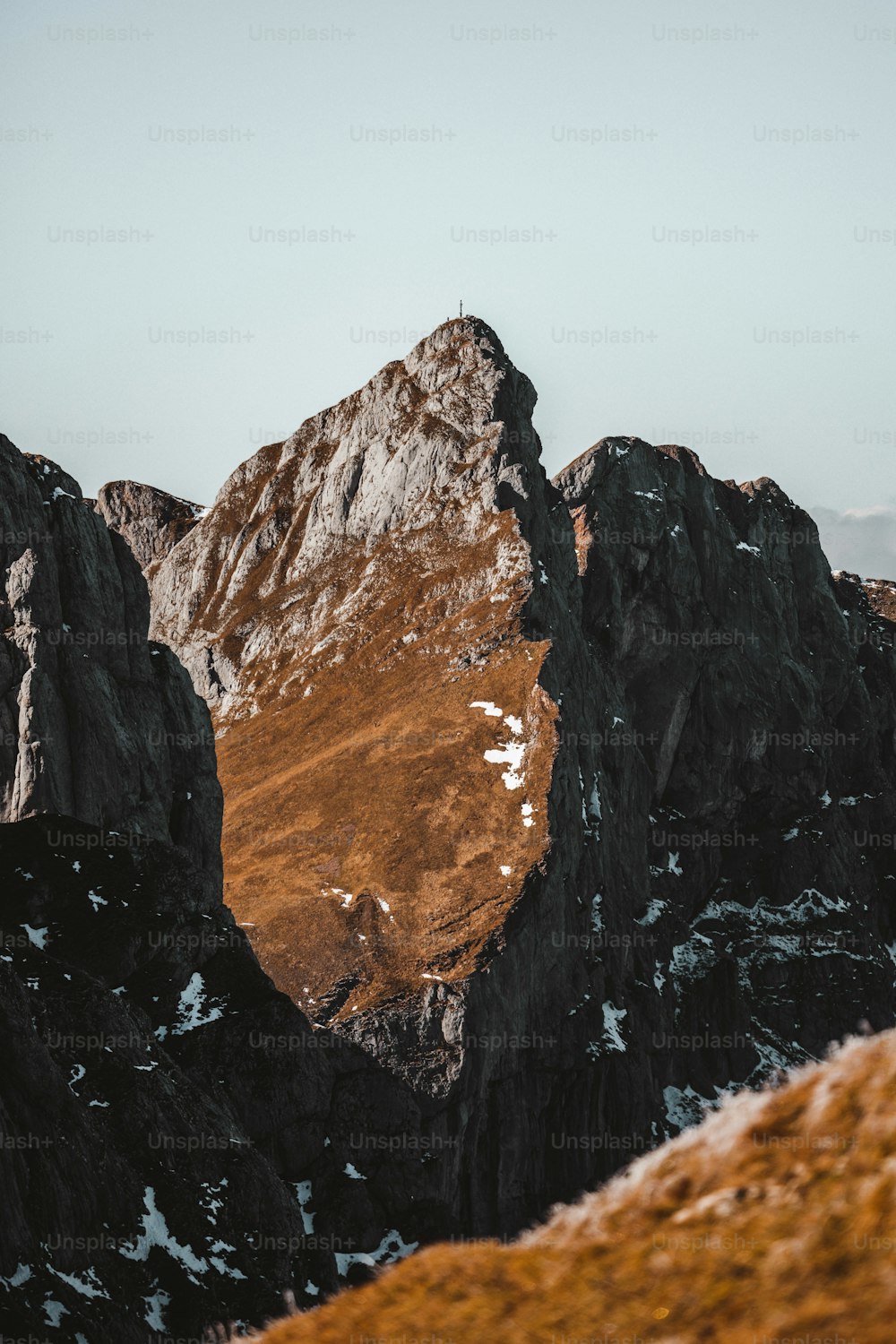Blick auf eine Bergkette von der Spitze eines Hügels