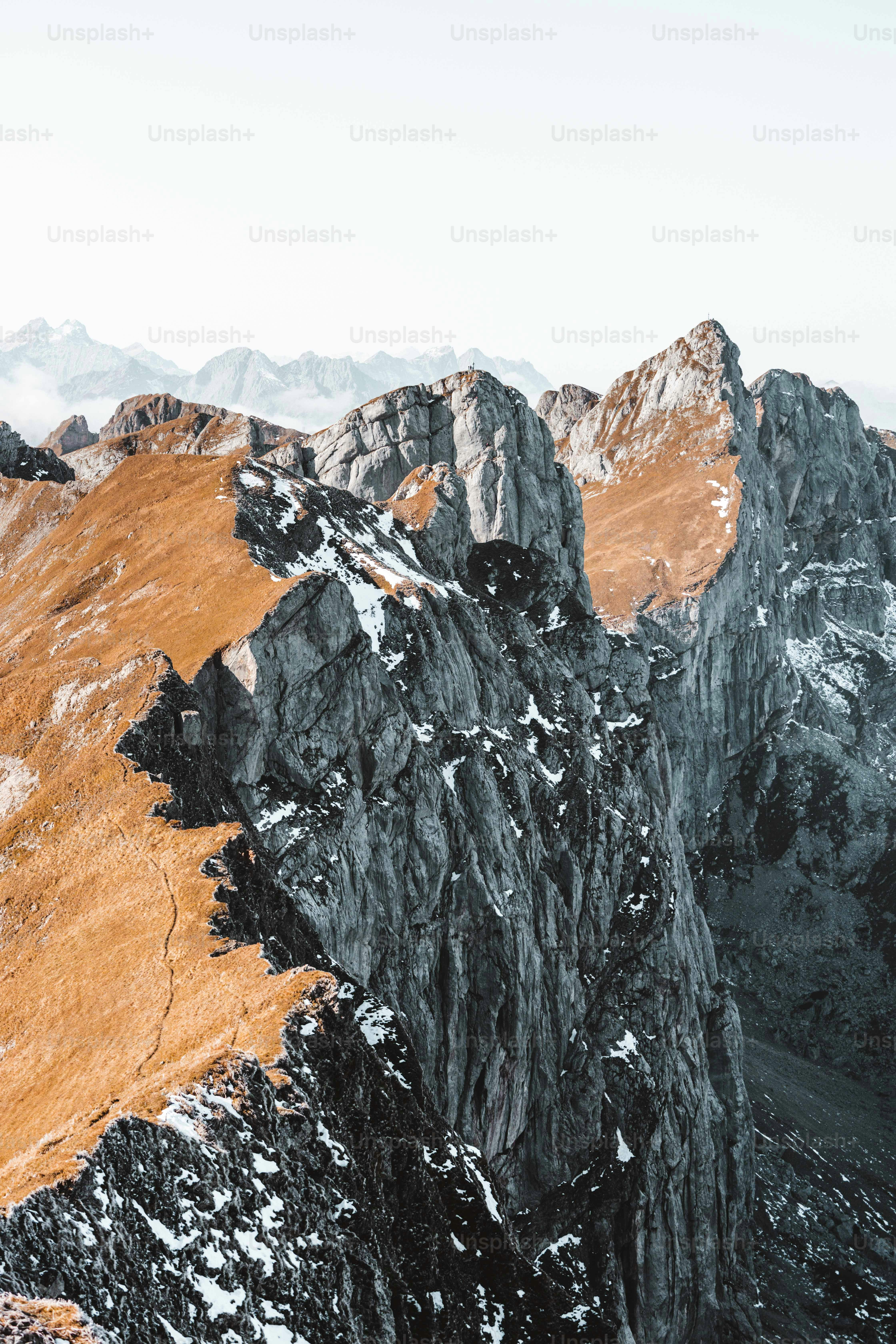 눈과 갈색 잔디로 덮인 산맥