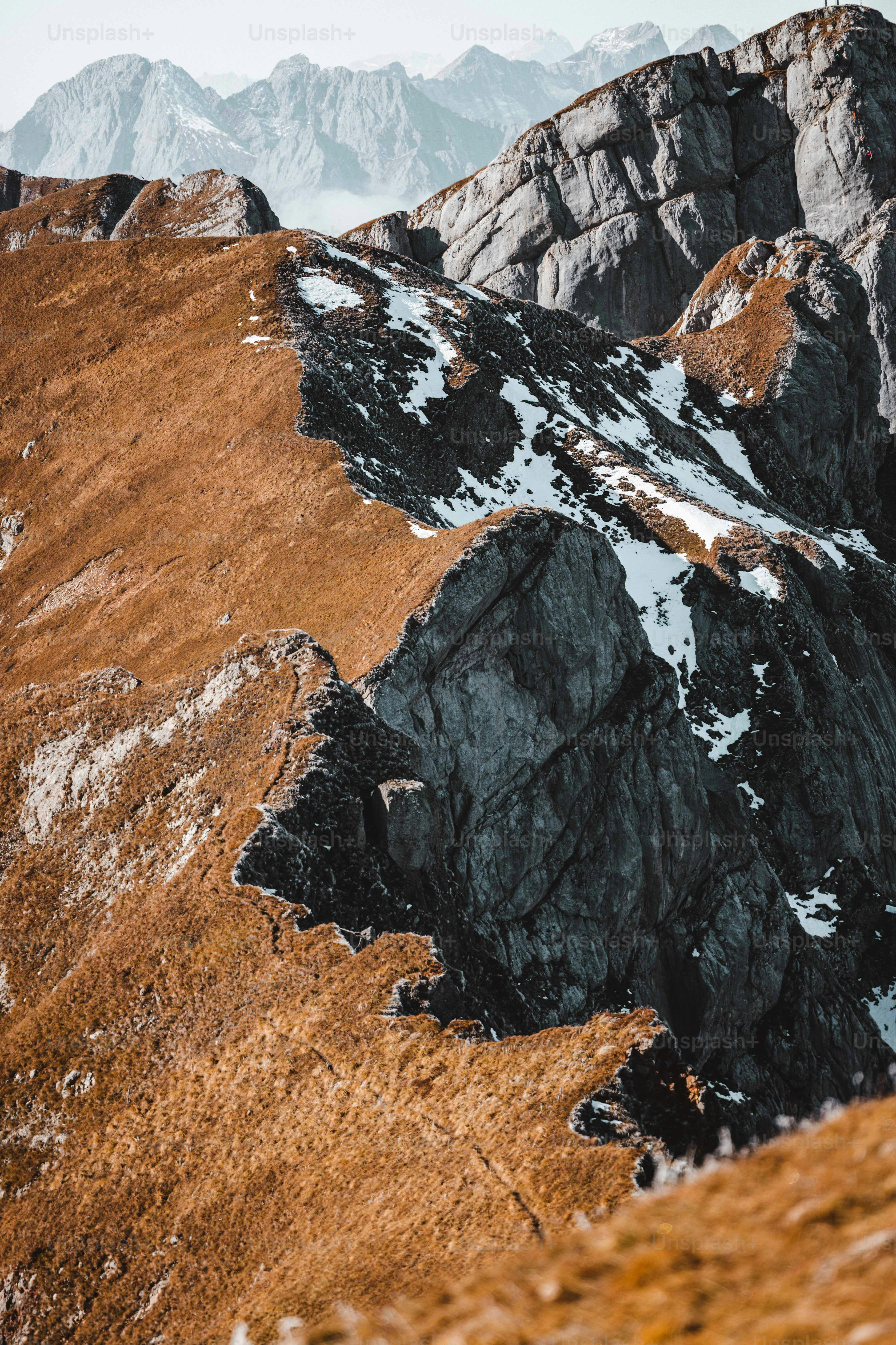 eine Bergkette mit Schnee auf der Spitze