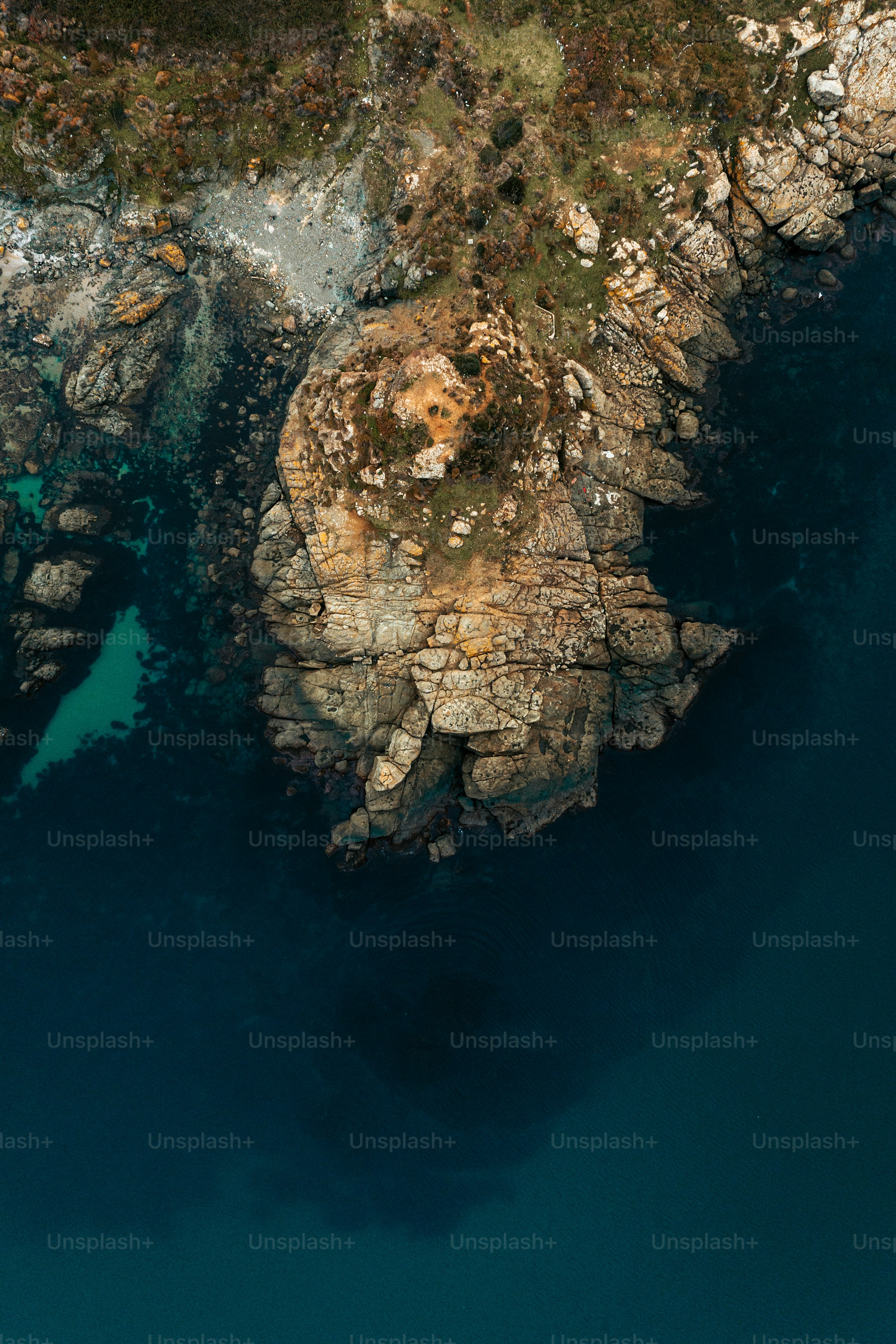 una veduta aerea di uno specchio d'acqua