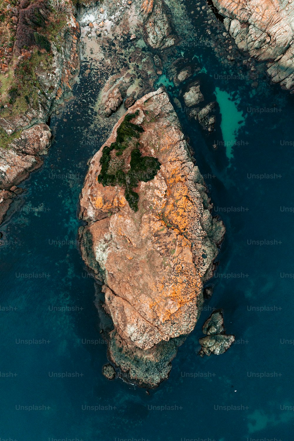 Una vista aérea de un afloramiento rocoso en el océano