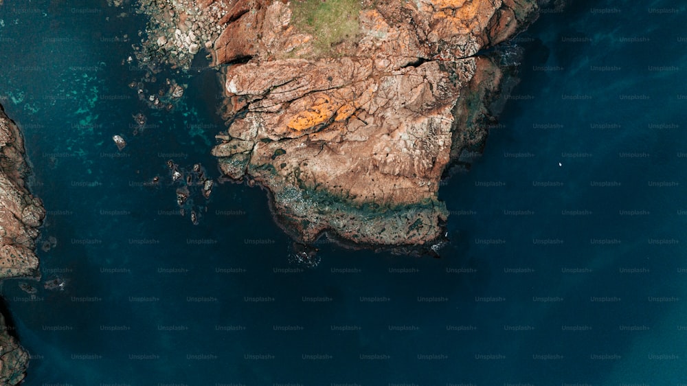 uma vista aérea de um corpo de água perto de um penhasco